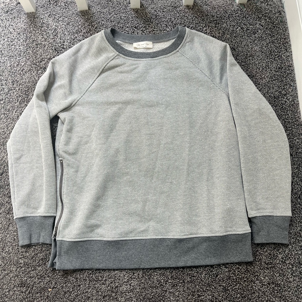 Doe and Rae Women’s Grey & White Striped Top w/Zipper Detail NWOT Women’s Small